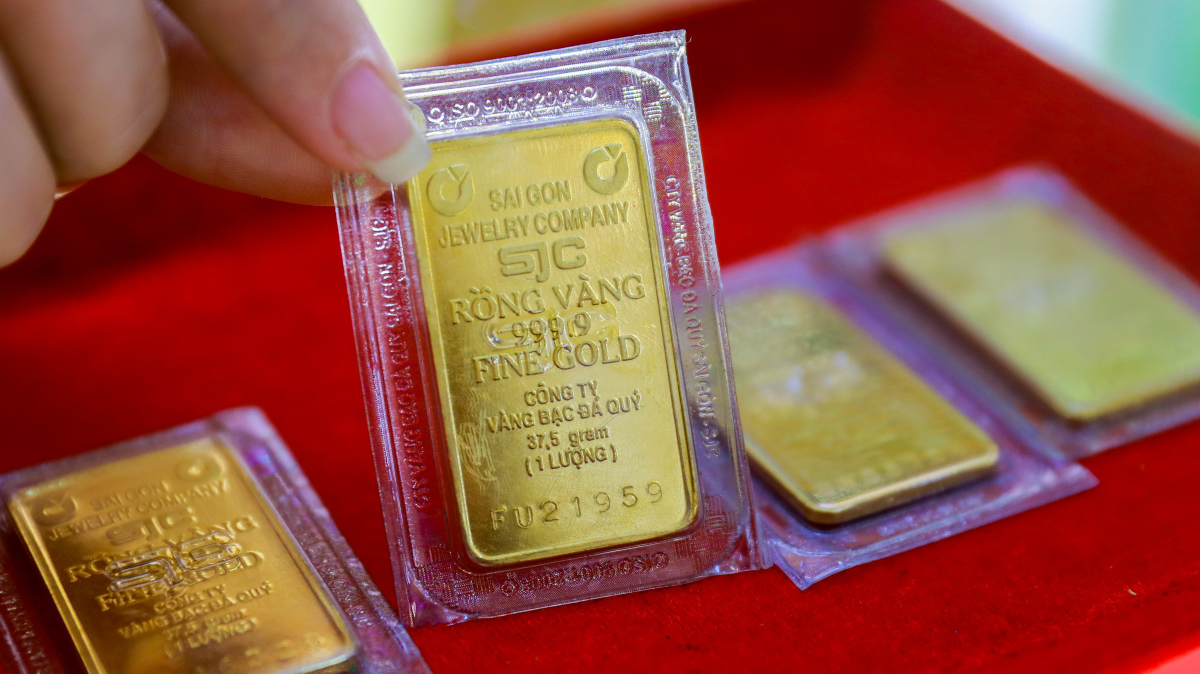 Giá vàng SJC đi ngang bất chấp vàng thế giới giảm mạnh
