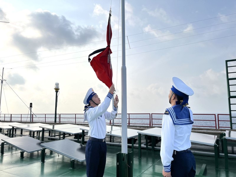 Cán bộ chiến sĩ Trường Sa treo cờ rủ tưởng nhớ Tổng Bí thư Nguyễn Phú Trọng