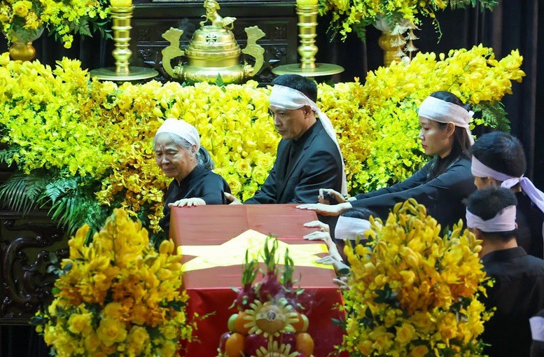 Phu nhân Tổng Bí thư Nguyễn Phú Trọng cùng các con, cháu và gia đình nội, ngoại đi vòng qua linh cữu tưởng nhớ Tổng Bí thư Nguyễn Phú Trọng. (Ảnh: Báo Chính phủ)