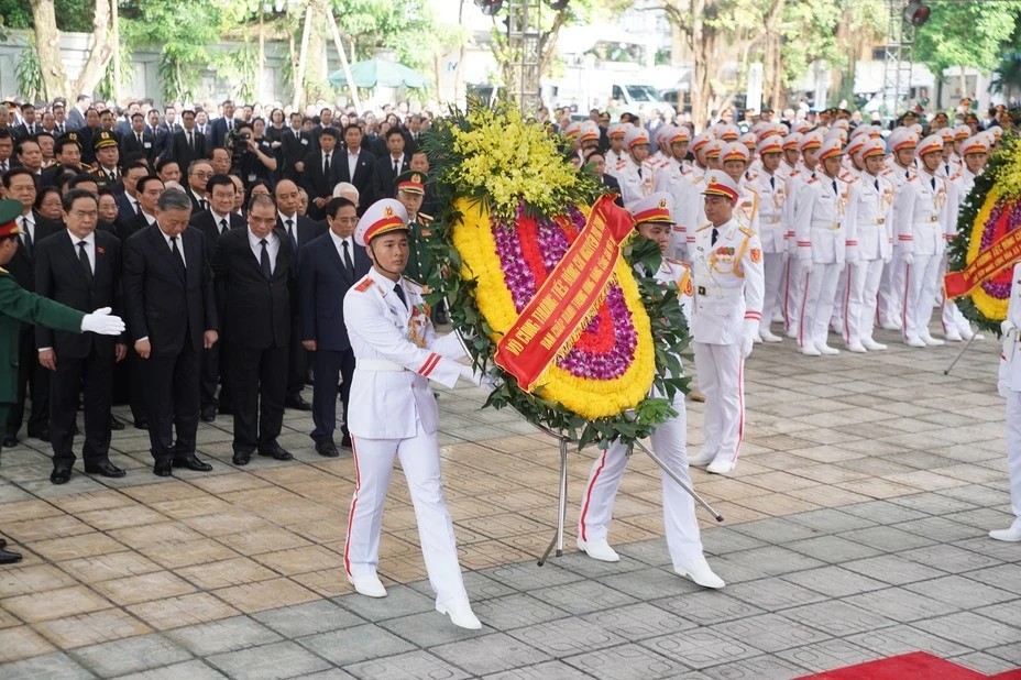 Đoàn Ban Chấp hành Trung ương Đảng Cộng sản Việt Nam do Chủ tịch nước Tô Lâm dẫn đầu vào kính viếng Tổng Bí thư Nguyễn Phú Trọng.