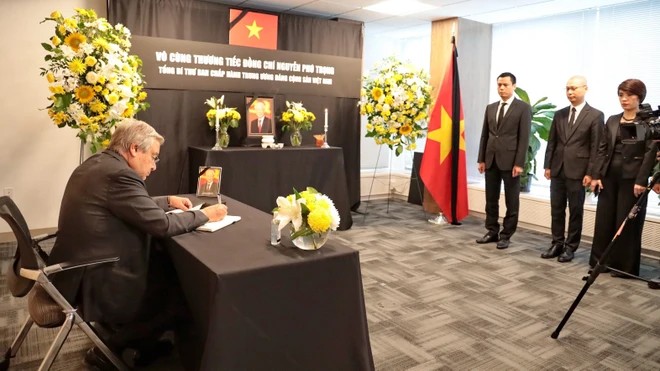 Tổng Thư ký Liên hợp quốc Antonio Guterres viết Sổ tang sau khi viếng Tổng Bí thư Nguyễn Phú Trọng tại Phái đoàn thường trực Việt Nam tại Liên hợp quốc ở New York (Mỹ). (Ảnh: Thanh Tuấn/TTXVN)