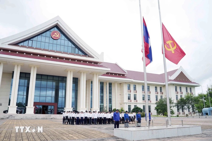 Lễ treo cờ rủ tại Văn phòng Trung ương Đảng Nhân dân Cách mạng Lào. (Ảnh: TTXVN)
