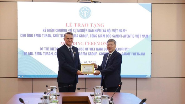 Trao Kỷ niệm chương Vì sự nghiệp BHXH Việt Nam cho đối tác Pháp