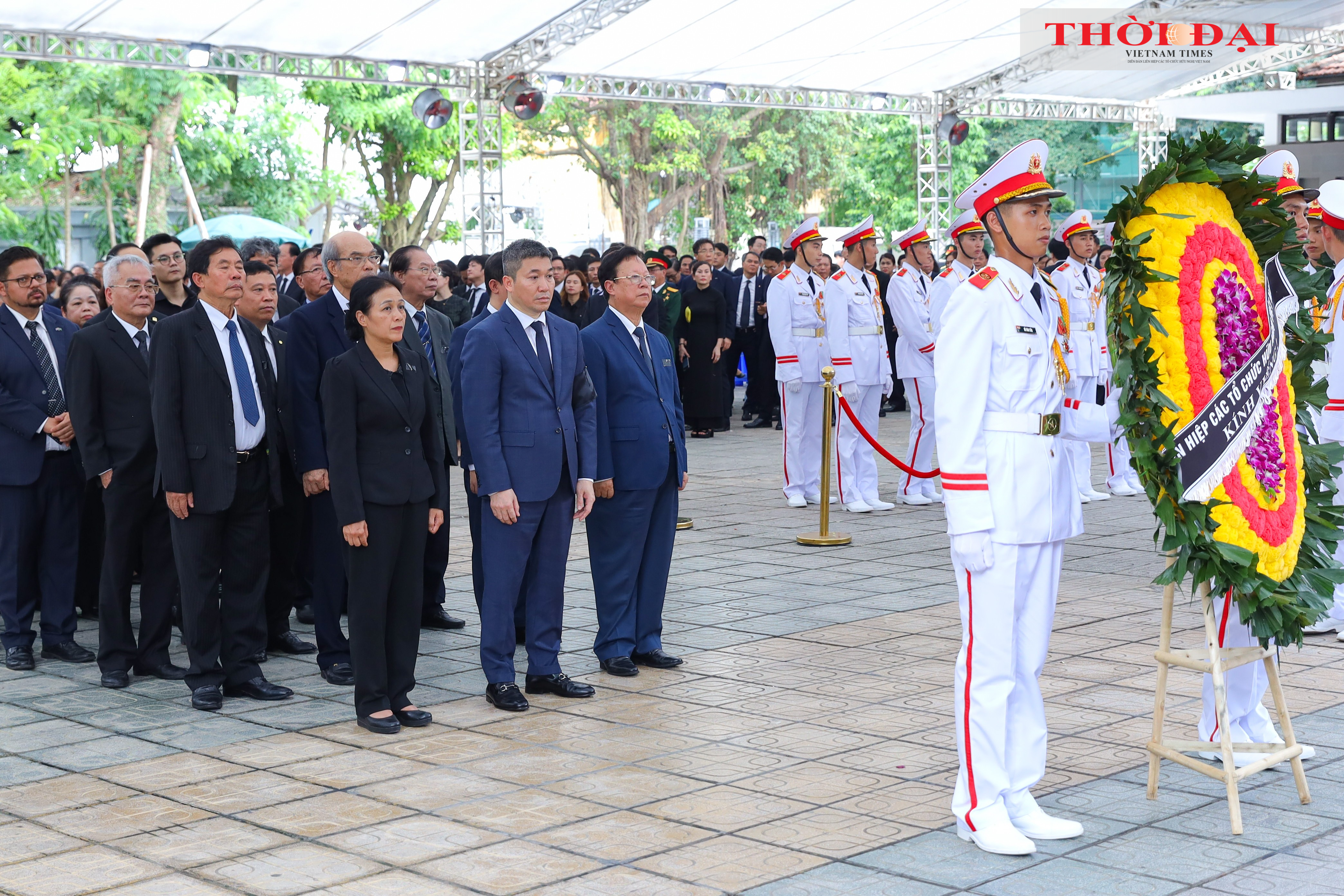 Đoàn Liên hiệp các tổ chức hữu nghị Việt Nam vào viếng Tổng Bí thư Nguyễn Phú Trọng tại Nhà tang lễ Quốc gia. (Ảnh: Đinh Hòa)
