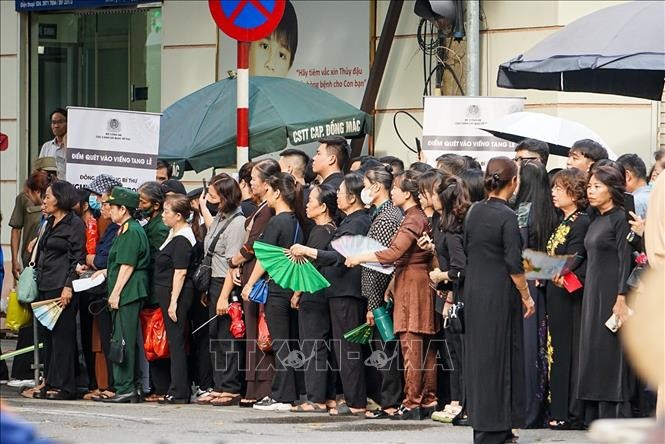 Dòng người xếp hàng vào viếng Tổng Bí thư Nguyễn Phú Trọng tại Nhà tang lễ Quốc gia