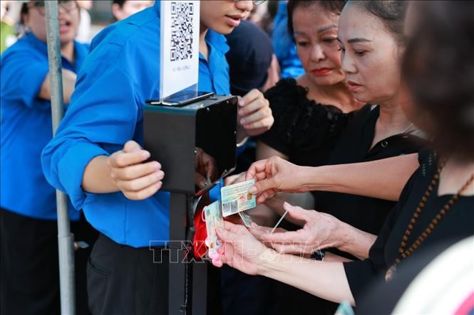Dòng người xếp hàng vào viếng Tổng Bí thư Nguyễn Phú Trọng tại Nhà tang lễ Quốc gia