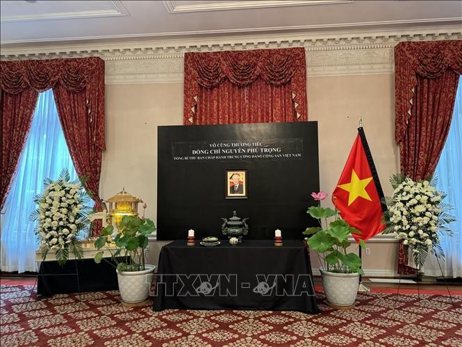 Đại sứ quán và các tổng lãnh sự quán Việt Nam ở nước ngoài đã đồng loạt mở sổ tang và tổ chức trọng thể lễ viếng Tổng Bí thư Nguyễn Phú Trọng