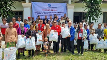 Quảng Nam khám chữa bệnh và tặng quà cho nhân dân tỉnh Sekong, Lào