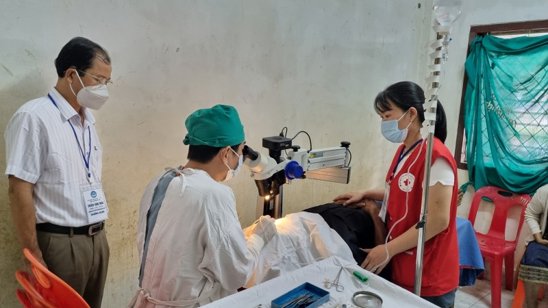 Liên hiệp các tổ chức hữu nghị tỉnh Quảng Nam tài trợ hơn 800 triệu đồng khám chữa bệnh và tặng quà cho nhân dân tỉnh Sekoong, Lào