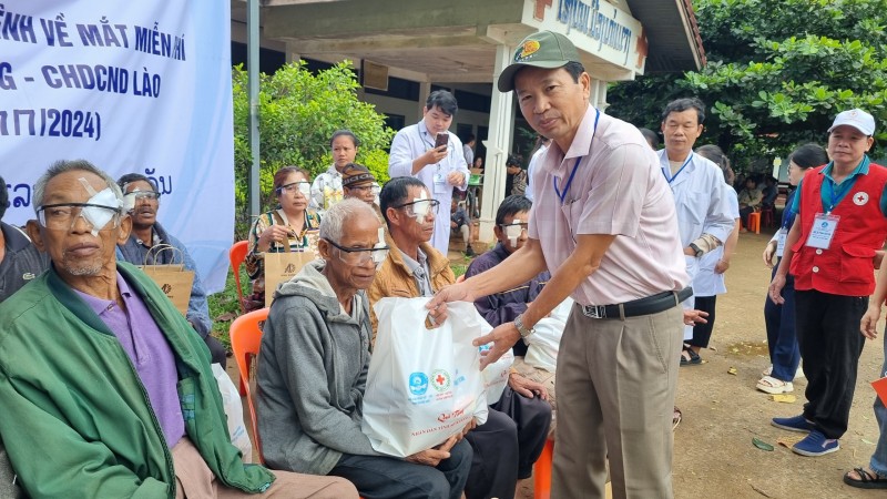 Liên hiệp các tổ chức hữu nghị tỉnh Quảng Nam tài trợ hơn 800 triệu đồng khám chữa bệnh và tặng quà cho nhân dân tỉnh Sekoong, Lào