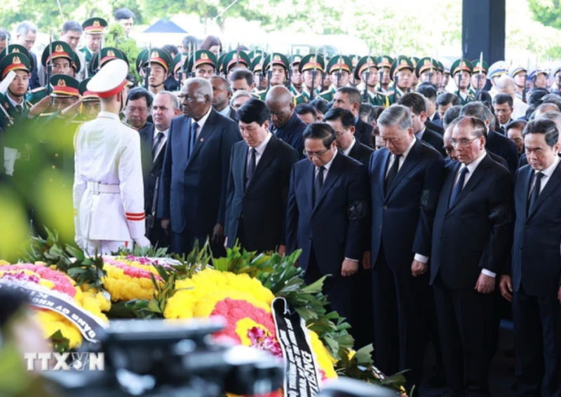 Các đồng chí lãnh đạo, nguyên lãnh đạo Đảng, Nhà nước, đại biểu trong nước và quốc tế mặc niệm Tổng Bí thư Nguyễn Phú Trọng. (Ảnh: TTXVN)