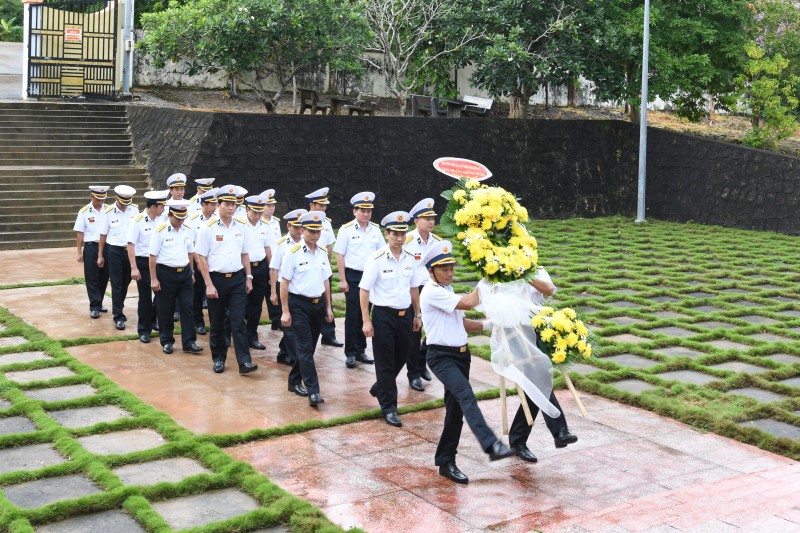 Đoàn đại biểu Bộ Tư lệnh Vùng 5 Hải quân dâng hoa tại Tượng đài Nắm Đấm
