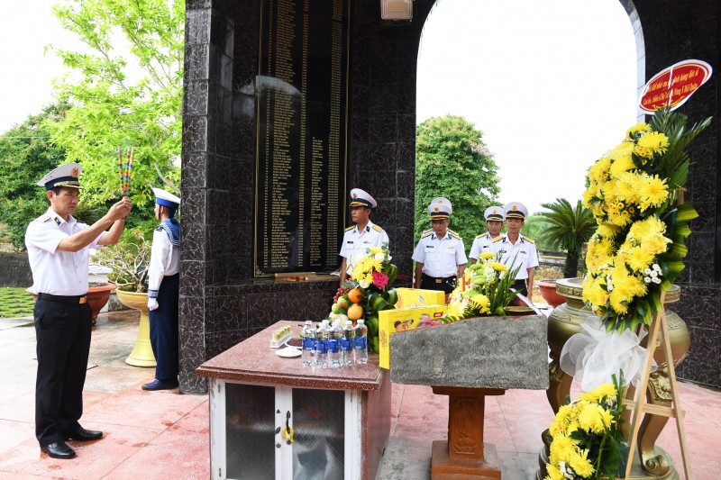 Chuẩn Đô đốc Nguyễn Hữu Thoan dâng hương tưởng niệm các anh hùng, liệt sĩ
