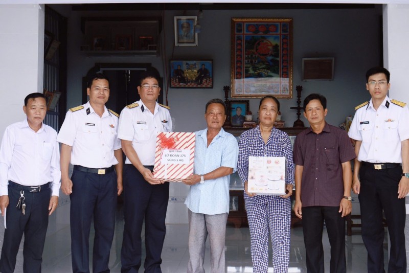 Đại diện Lữ đoàn 175 và chính quyền địa phương tặng quà gia đình ông Nguyễn Văn Việt.