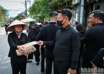 nhung cau chuyen ke xuc dong tai le tang tong bi thu nguyen phu trong con lai la tinh doi tinh nguoi