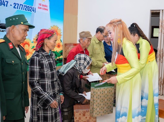 Liên hiệp hội phụ nữ Việt Nam tại CHLB Đức trao quà tri ân thương binh, bệnh binh tại Quảng Trị