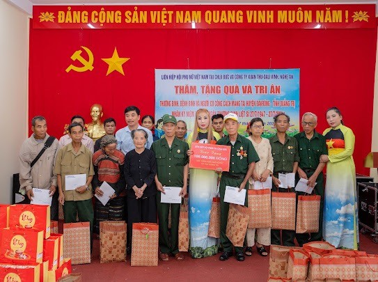 Liên hiệp hội phụ nữ Việt Nam tại CHLB Đức trao quà tri ân thương binh, bệnh binh tại Quảng Trị