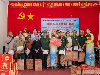 Liên hiệp hội phụ nữ Việt Nam tại CHLB Đức trao quà tri ân thương binh, bệnh binh tại Quảng Trị