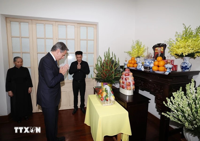 Ngoại trưởng Hoa Kỳ Anthony Blinken thắp hương viếng Tổng Bí thư Nguyễn Phú Trọng tại nhà riêng của Người. (Ảnh: TTXVN)