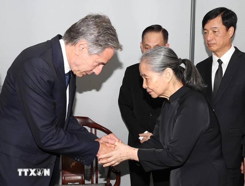 Ngoại trưởng Hoa Kỳ Anthony Blinken chia buồn cùng bà Ngô Thị Mận, Phu nhân của Tổng Bí thư Nguyễn Phú Trọng. (Ảnh: TTXVN)