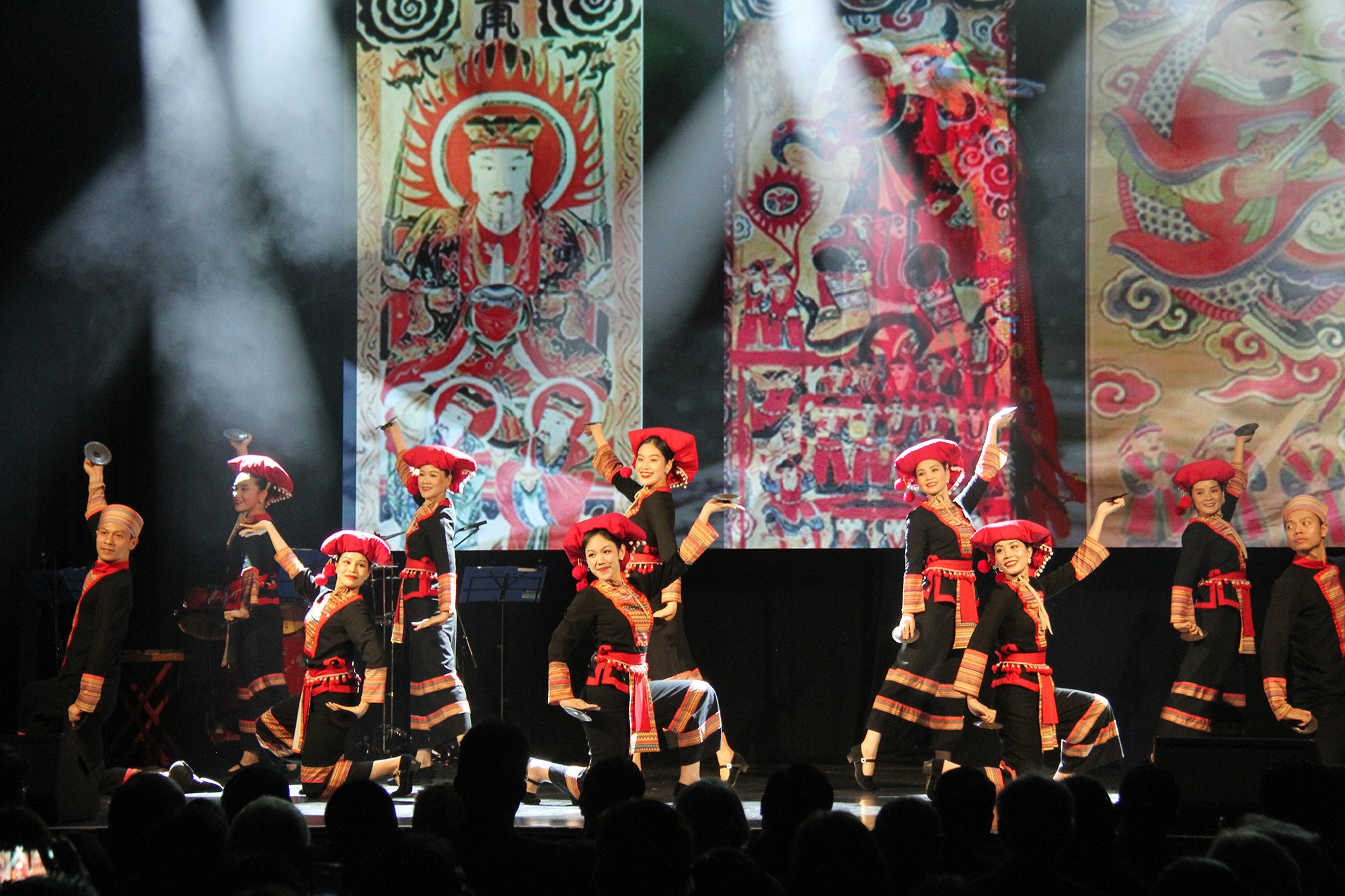 Một tiết mục nghệ thuật trong Đêm Văn hoá Việt Nam đã diễn ra tối 18/11/2023 tại Nhà hát Le Trianon, Paris