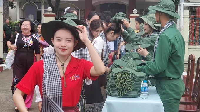 Sôi nổi chương trình giao lưu giữa sinh viên Lào, Campuchia với học viên Trường Quân sự Quân khu 7