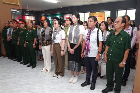 Các đại biểu tham quan nhà truyền thống Trường Quân sự Quân khu 7. (Ảnh: Báo Quân khu 7)