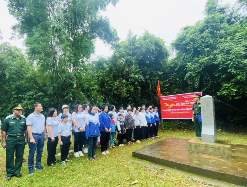 Hành trình "Tôi yêu Tổ quốc tôi" tặng quà cho giáo viên, học sinh vùng cao và học sinh nước bạn Lào