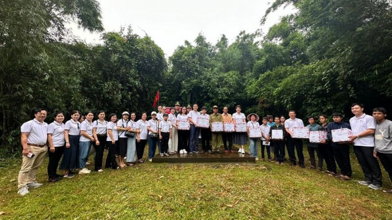 Hành trình "Tôi yêu Tổ quốc tôi" tặng quà cho giáo viên, học sinh vùng cao của Lào
