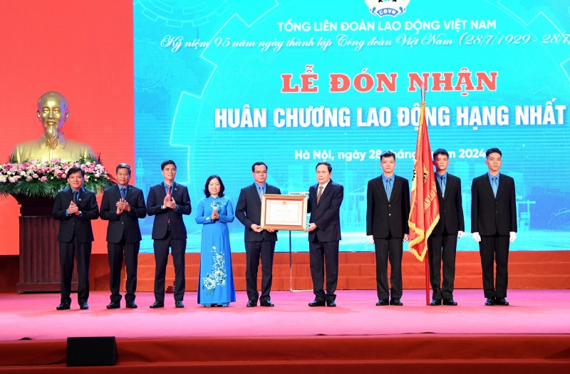 Chủ tịch Quốc hội Trần Thanh Mẫn trao tặng Huân chương Lao động hạng Nhất cho Tổng Liên đoàn Lao động Việt Nam (Ảnh: T.L).