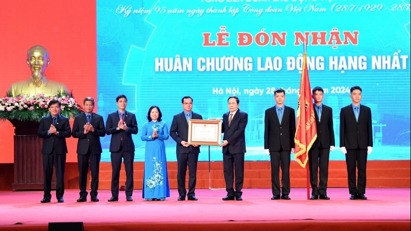 Trao tặng Huân chương Lao động hạng Nhất cho Tổng Liên đoàn Lao động Việt Nam