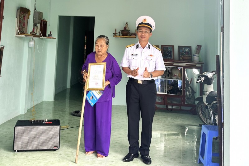 Đại tá Nguyễn Đức Cầu trao quyết định bàn giao “Nhà tình nghĩa” tặng gia đình bà Lê Thị Út.