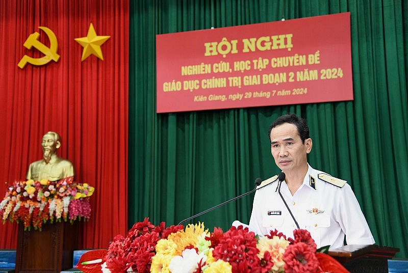 Chuẩn Đô đốc Nguyễn Hữu Thoan truyền đạt chuyên đề: Xây dựng đội ngũ cán bộ đáp ứng yêu cầu nhiệm vụ của Quân đội trong tình hình mới.