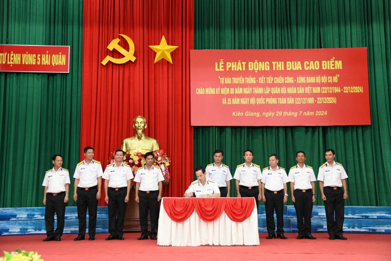 Thủ trưởng Bộ Tư lệnh Vùng 5 Hải quân ký xác nhận giao ước thi đua giữa các cơ quan, đơn vị.