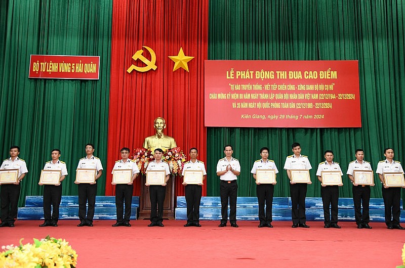 Chuẩn Đô đốc Nguyễn Hữu Thoan trao thưởng cho các tập thể, cá nhân có thành tích tốt trong tham gia diễn tập chỉ huy – tham mưu năm 2024.