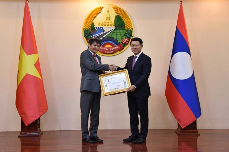 Đại sứ Nguyễn Bá Hùng được Lào trao tặng huân chương tự do hạng ba