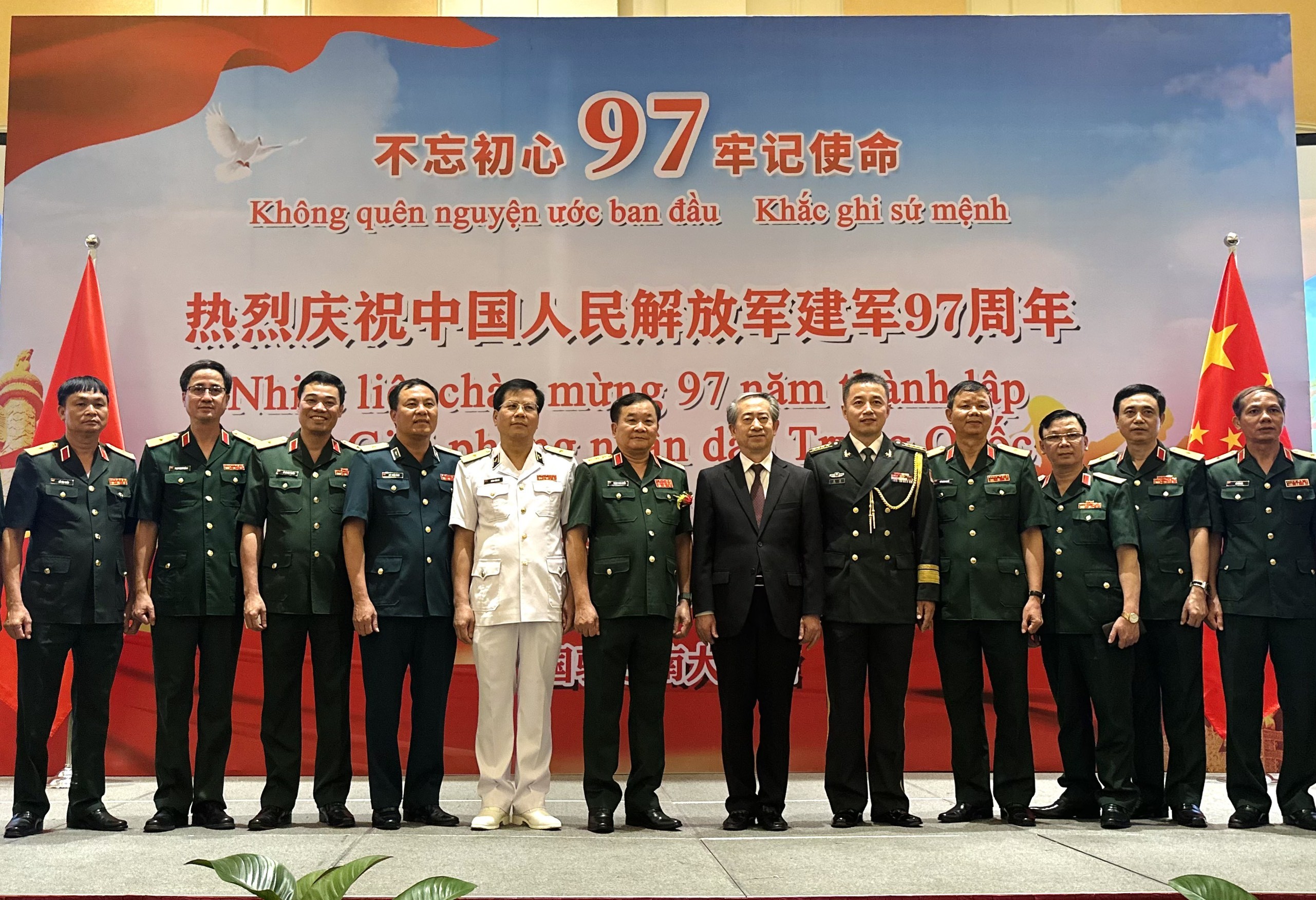 Thượng tướng Hoàng Xuân Chiến (thứ 6 từ trái qua) và các đại biểu tại buổi chiêu đãi. 