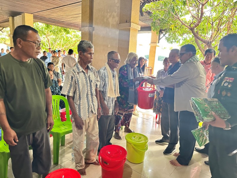 Bình Phước tặng 100 suất quà cho người có hoàn cảnh khó khăn tại tỉnh Stung Treng (Campuchia)