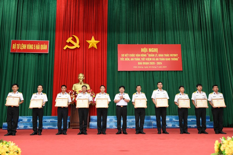 Đại tá Trịnh Xuân Tùng trao thưởng cho các tập thể và cá nhân có thành tích xuất sắc trong thực hiện CVĐ 50