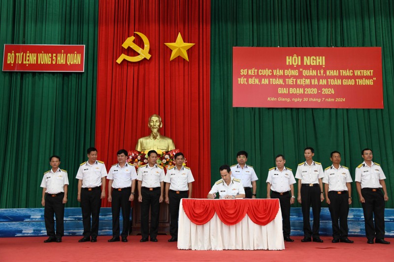 Chuẩn Đô đốc Nguyễn Hữu Thoan ký xác nhận giao ước thi đua giữa các cơ quan, đơn vị trong thực hiện CVĐ 50