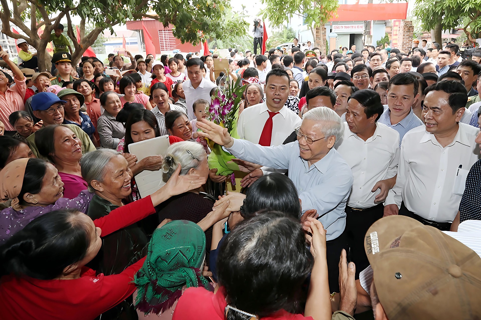 Người dân làng Thượng Điện (Hải Phòng) đón Tổng Bí thư Nguyễn Phú Trọng về dự và chung vui Ngày hội đại đoàn kết toàn dân tộc vào tháng 11/2017. (Ảnh: TTXVN)