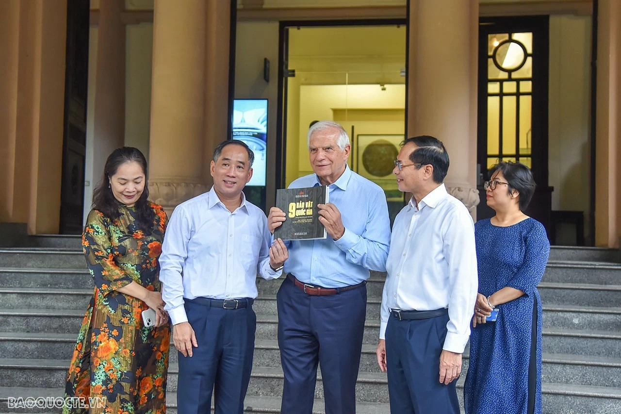 Sau khi tham quan, ông Nguyễn Anh Minh, Giám đốc Bảo tàng Mỹ thuật Việt Nam đã trao tặng quyển cataloge giới thiệu về các tác phẩm đang được trưng bày tại Bảo tàng cho Phó Chủ tịch Ủy ban châu Âu Josep Borrell Fontelles. (Ảnh: Tuấn Anh)