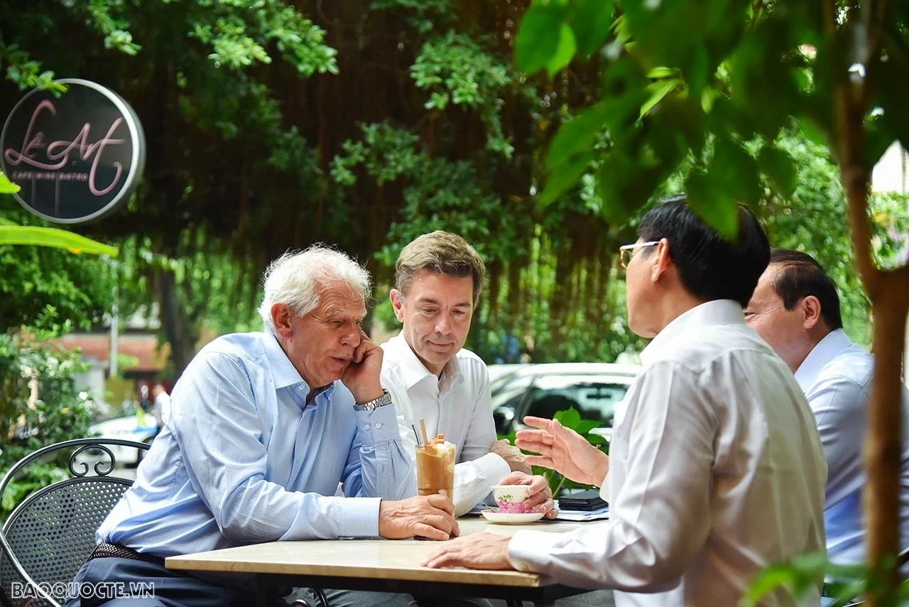 Bộ trưởng Ngoại giao Bùi Thanh Sơn đã mời Phó Chủ tịch Ủy ban châu Âu Josep Borrell Fontelles thưởng thức cà phê Việt Nam ngay trong sân Bảo tàng... Ông Josep Borrell Fontelles thích thú sau khi thưởng thức ngụm cà phê đầu tiên. (Ảnh: Báo Thế giới & Việt Nam)