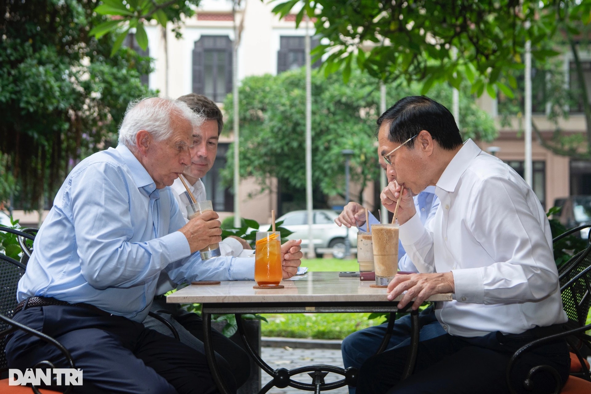 Phó Chủ tịch Ủy ban châu Âu Josep Borrell Fontelles cũng đã gọi thêm một ly nước cam sau khi nghe Bộ trưởng Ngoại giao Bùi Thanh Sơn gợi ý. (Ảnh: Báo Thế giới & Việt Nam))