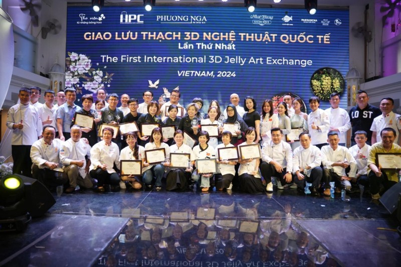 Các nghệ nhân Việt Nam và quốc tế nhận giấy chứng nhận từ Ban tổ chức.