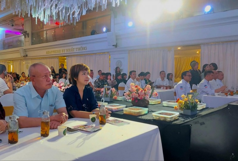 Chủ tịch Hiệp hội Du lịch Hà Nội Nguyễn Mạnh Thản (ngoài cùng bên trái) và các đầu bếp tham dự sự kiện. 