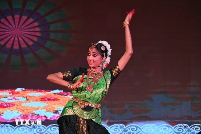 Diễn viên Ấn Độ biểu diễn tại Liên hoan Hữu nghị Nhân dân Việt Nam-Ấn Độ lần thứ 11. (Ảnh: Ngọc Thúy/TTXVN)
