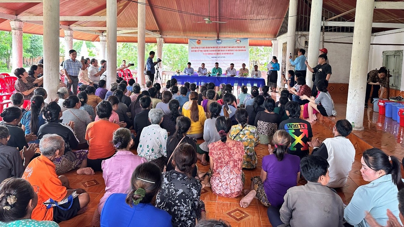 Liên hiệp các tổ chức hữu nghị tỉnh Bình Phước tặng 100 suất quà cho người dân khó khăn tại Champasak (Lào)