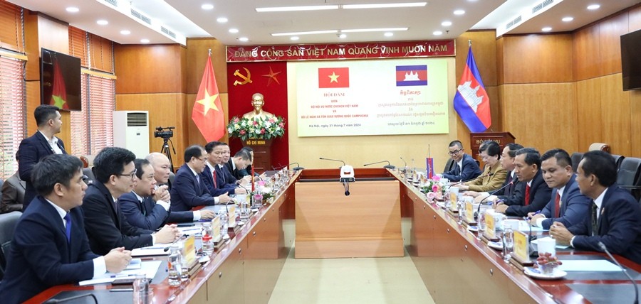 Hội đàm giữa Bộ Nội vụ Việt Nam và Bộ Lễ nghi và Tôn giáo Vương quốc Campuchia. (Ảnh: btgcp.gov.vn)