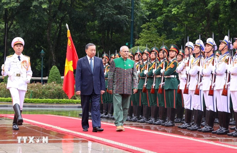 Chủ tịch nước Tô Lâm chủ trì Lễ đón chính thức Tổng thống Timor Leste José Ramos-Horta thăm cấp Nhà nước tới Việt Nam. Trong ảnh, Chủ tịch nước Tô Lâm và Tổng thống Timor-Leste Jose Ramos-Horta duyệt đội danh dự Quân đội Nhân dân Việt Nam sáng 1/8/2024. (Ảnh: TTXVN)